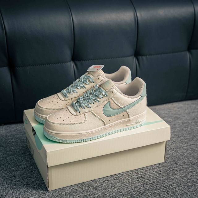 核心私 Air Force 1 原装级别 原楦头原纸板 打造纯正空军版型专注外贸渠道 全掌内置蜂窝气垫 原盒配件 原厂中底钢印、拉帮完美 货号：Tq1456 2