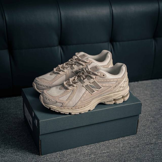 核心私 New Balance 1906系列 休闲鞋 #采用轻质牛剖革拼接透气网眼衬垫织物鞋面材质 T-Beam大底提供足步弓支撑，保持步态稳定 后跟搭载外露缓
