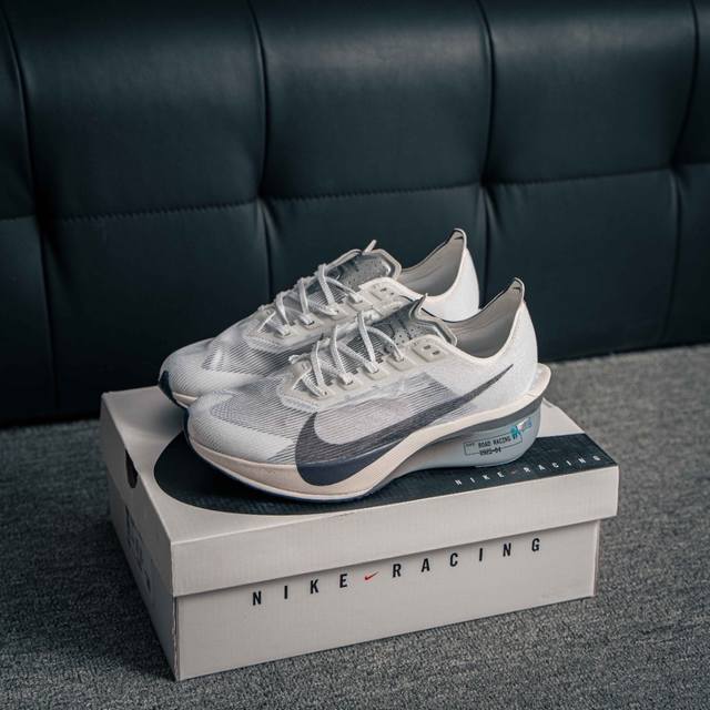核心私 Nike Zoomx Vaporfly Next% 4 耐克 轻量化 网面透气运动鞋 这款新一代最强跑鞋在鞋面和鞋底都进行了全方位升级鞋面使用了全新 V