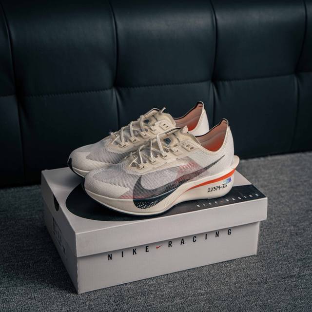 核心私 Nike Zoomx Vaporfly Next% 4 耐克 轻量化 网面透气运动鞋 这款新一代最强跑鞋在鞋面和鞋底都进行了全方位升级鞋面使用了全新 V