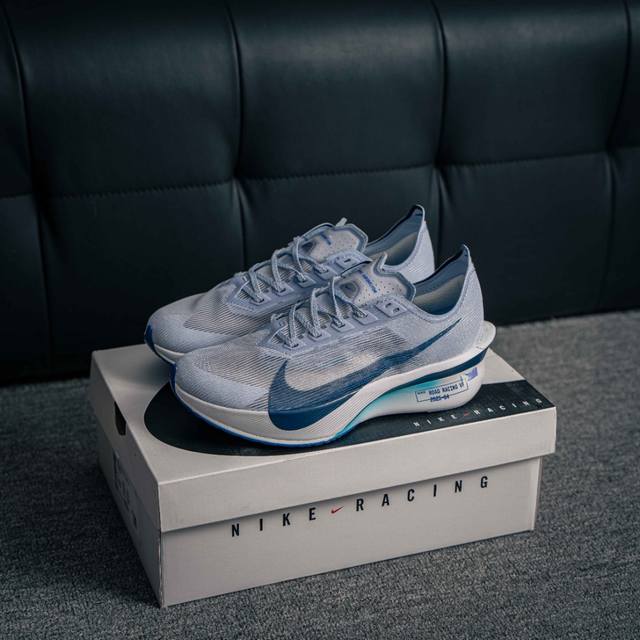 核心私 Nike Zoomx Vaporfly Next% 4 耐克 轻量化 网面透气运动鞋 这款新一代最强跑鞋在鞋面和鞋底都进行了全方位升级鞋面使用了全新 V