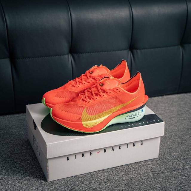 核心私 Nike Zoomx Vaporfly Next% 4 耐克 轻量化 网面透气运动鞋 这款新一代最强跑鞋在鞋面和鞋底都进行了全方位升级鞋面使用了全新 V