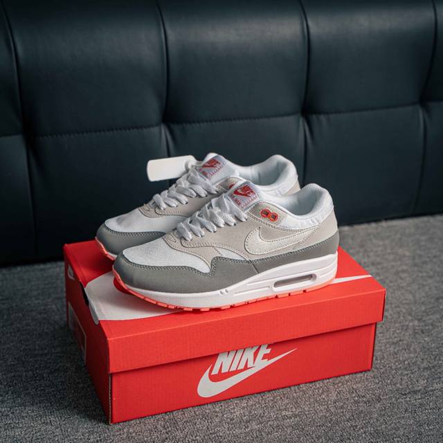 核心私 Nike Air Max 1 耐克气垫 缓震 耐磨运动鞋 鞋身材质均选择皮革 织物 麂皮多种材质覆盖 保证质感的前提下 层次感也相当不错 带有开窗式 A