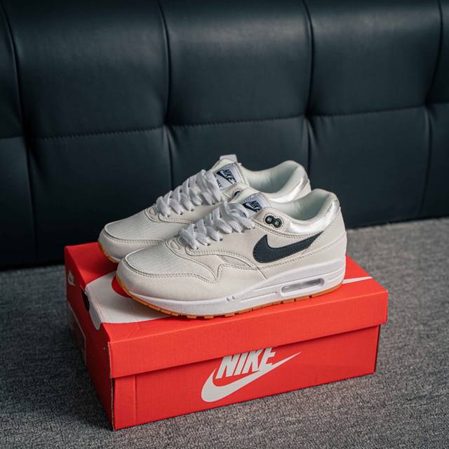 核心私 Nike Air Max 1 耐克气垫 缓震 耐磨运动鞋 鞋身材质均选择皮革 织物 麂皮多种材质覆盖 保证质感的前提下 层次感也相当不错 带有开窗式 A