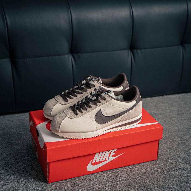 核心私 Nike Classic Cortez Nylon Pren 全新配色经典阿甘休闲跑步鞋 纯粹而执着的精神，使得Cortez种在了一代人的心里，无论是否