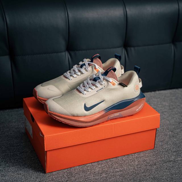 核心私 Nike Reactx Infinity Run 4 马拉松 轻量鞋面搭配位于足弓处的全新板带设计，细致包裹双脚，为Nike飞马带来更稳固可靠的贴合感受