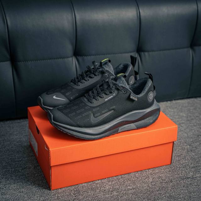 核心私 Nike Reactx Infinity Run 4 马拉松 轻量鞋面搭配位于足弓处的全新板带设计，细致包裹双脚，为Nike飞马带来更稳固可靠的贴合感受
