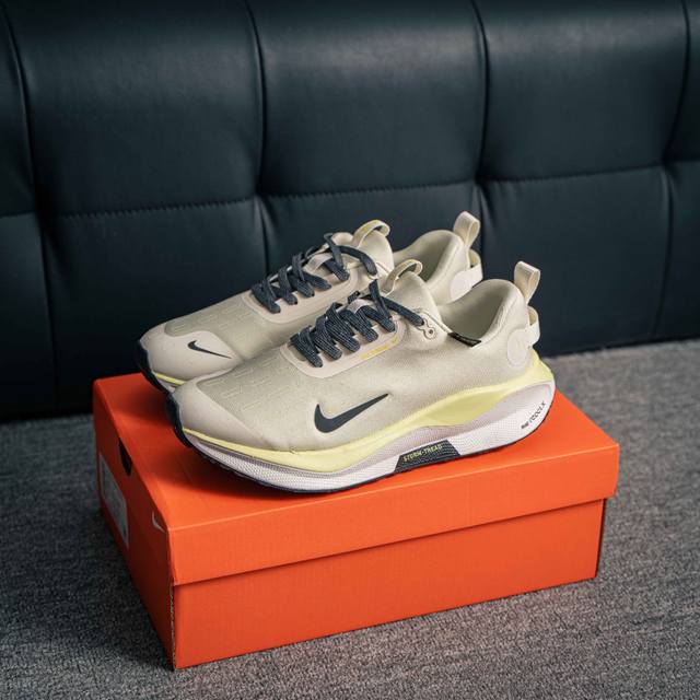 核心私 Nike Reactx Infinity Run 4 马拉松 轻量鞋面搭配位于足弓处的全新板带设计，细致包裹双脚，为Nike飞马带来更稳固可靠的贴合感受