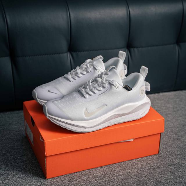 核心私 Nike Reactx Infinity Run 4 马拉松 轻量鞋面搭配位于足弓处的全新板带设计，细致包裹双脚，为Nike飞马带来更稳固可靠的贴合感受