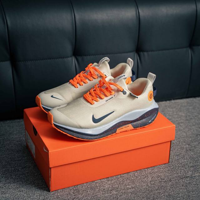 核心私 Nike Reactx Infinity Run 4 马拉松 轻量鞋面搭配位于足弓处的全新板带设计，细致包裹双脚，为Nike飞马带来更稳固可靠的贴合感受