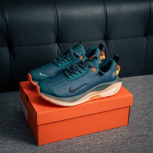 核心私 Nike Reactx Infinity Run 4 马拉松 轻量鞋面搭配位于足弓处的全新板带设计，细致包裹双脚，为Nike飞马带来更稳固可靠的贴合感受