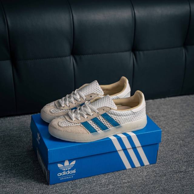 核心私 Adidas Originals Gazelle Indoor 三叶草复古防滑耐磨低帮板鞋 鞋款采用柔软的绒面革和耐用的皮革衬里融合在橡胶外底上 货号：