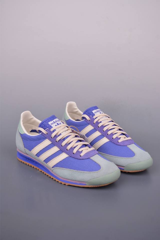 Adidas Originals Sl 72Rs 超轻便透气复古慢跑鞋 鞋头的设计饱满圆润 鞋面是翻毛皮和尼龙材质结合 上脚舒适柔软 橡胶大底非常耐磨防滑 包裹