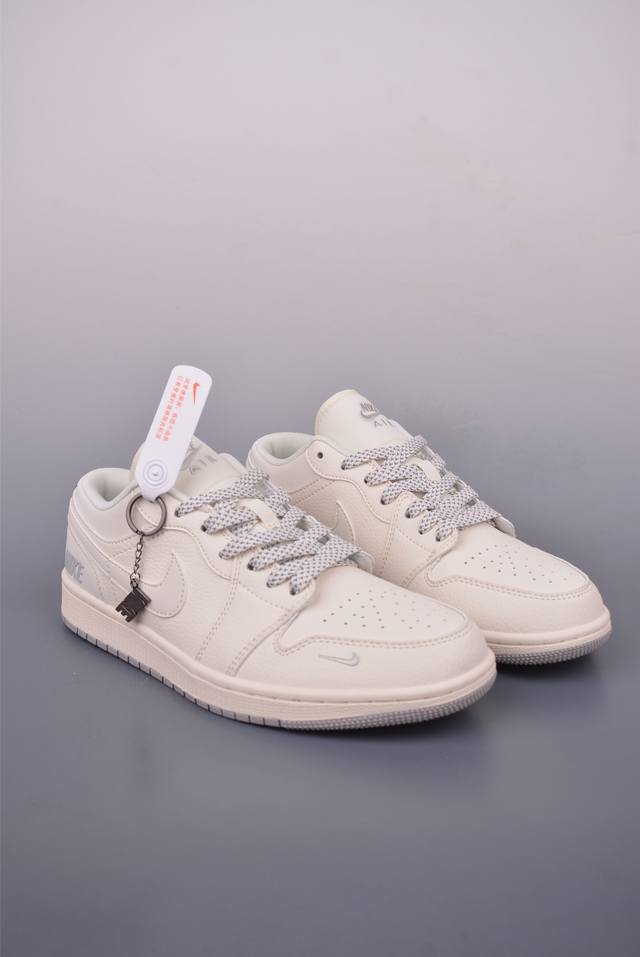 Fragment X Travis Scott Air Jordan 1 Low 三方联名倒钩 全新的三方联名低帮倒钩鞋面延续了黑脚趾设计，整双鞋以全荔枝皮打造