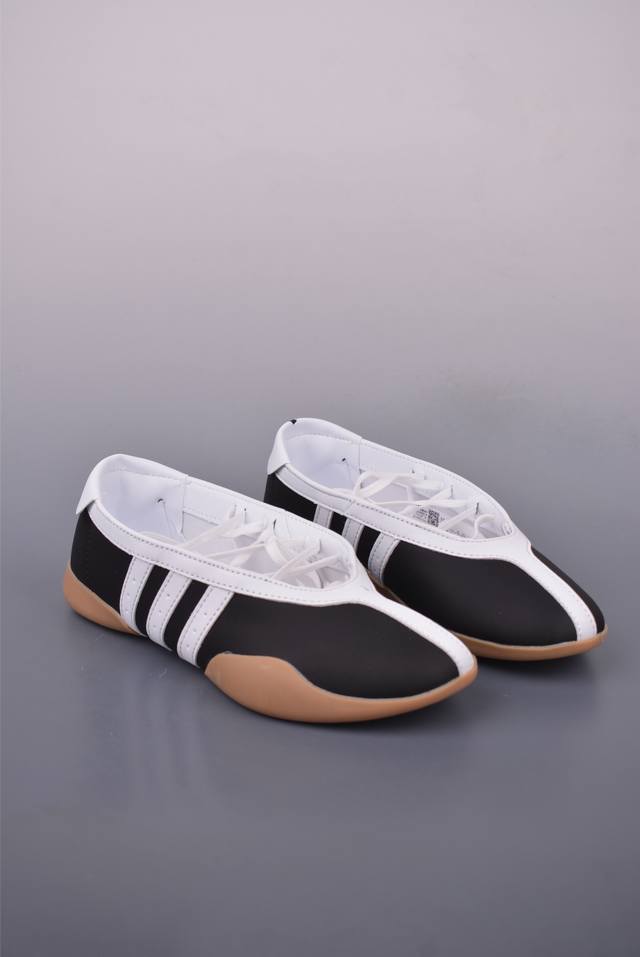 Adidas Taekwondo Mei W Off 芭蕾风运动鞋 实拍首发 无鞋带设计 皮质鞋口一脚蹬 包裹感贼舒服 走路小跑不掉跟 鞋底都有奶牛花的设计 实