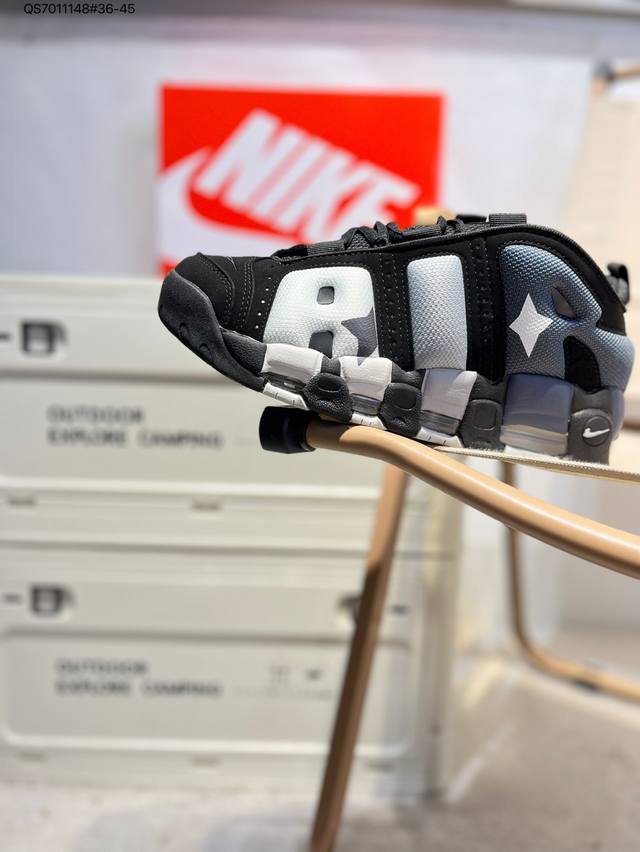 Nk Air More Uptempo ’96 Slide 皮蓬 以流行于街头的涂鸦文化为设计灵感，整体的设计风格夸张而充满魅力，厚实而充满质感的皮质鞋面两侧印