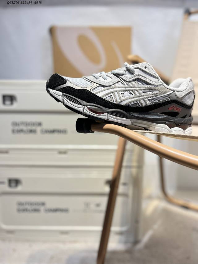 Asics Gel-Nyc 2055亚瑟士经典跑鞋 如今机能风和户外风吹得正劲，便是主打“Urban Outdoor机能越野风格”，城市和户外场景都能轻松应对。