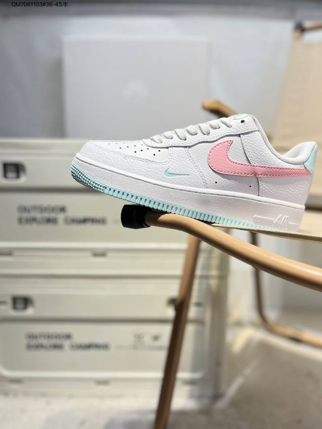耐克 Nike Air Force 1 '07空军一号 百搭休闲运动板鞋。柔软、弹性十足的缓震性能和出色的中底设计，横跨复古与现代的外型结合，造就出风靡全球三十