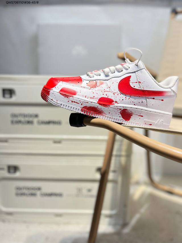 耐克 Nike Air Force 1 '07空军一号 百搭休闲运动板鞋。柔软、弹性十足的缓震性能和出色的中底设计，横跨复古与现代的外型结合，造就出风靡全球三十