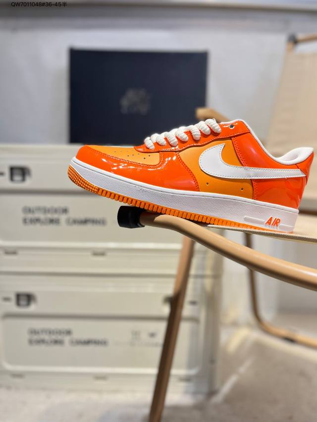 耐克 Nike Air Force 1 '07空军一号 百搭休闲运动板鞋。柔软、弹性十足的缓震性能和出色的中底设计，横跨复古与现代的外型结合，造就出风靡全球三十