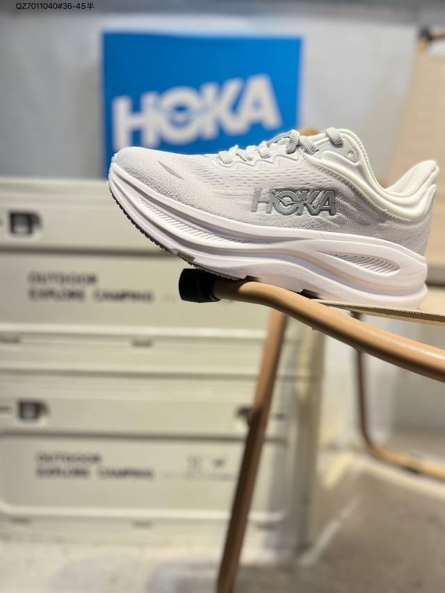 小红书推荐Hoka W Bondi 9全新配色 这个品牌来自于新西兰的毛利语，Hoka表示大地，One One表示飞越，连起来就是飞越地平线，One One不是