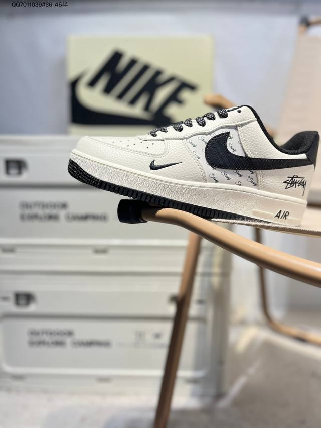 斯图西 X 耐克 Nike Air Force 1 '07空军一号 百搭休闲运动板鞋。柔软、弹性十足的缓震性能和出色的中底设计，横跨复古与现代的外型结合，造就出