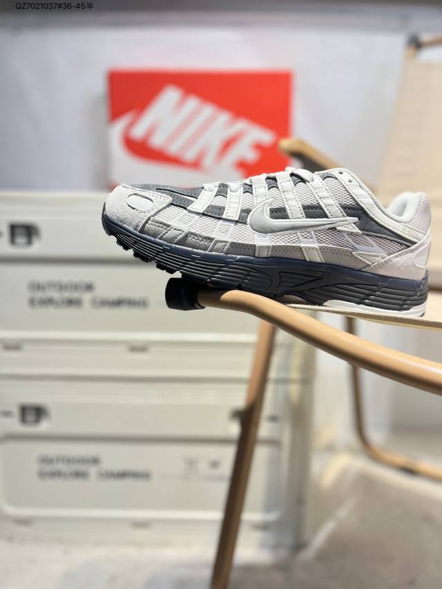 耐克 Nike P-6000 Laser Blue 复古科技个性运动老爹鞋。该鞋款鞋面采用纵横交错的覆面，重现 2000 年代跑鞋风格，同时搭配缓震鞋垫，带来舒