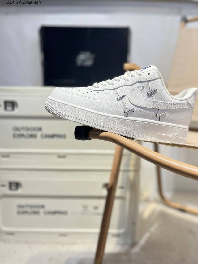 耐克 Nike Air Force 1 '07空军一号 百搭休闲运动板鞋。柔软、弹性十足的缓震性能和出色的中底设计，横跨复古与现代的外型结合，造就出风靡全球三十
