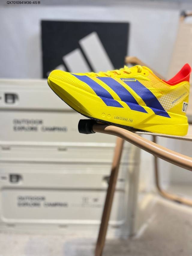 Adidas Adizero Adios 阿迪超轻透气缓震跑鞋 整体外观造型与Adizero Adios Pro Evo 1非常相似 中底配置方面搭载全掌Lig