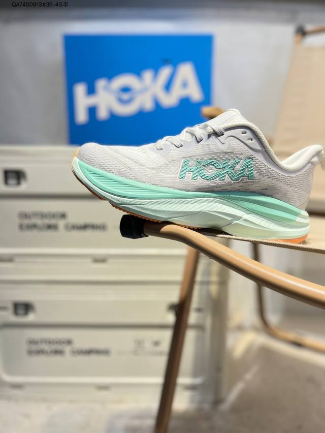 小红书推荐M Skyflow 全新配色 这个品牌来自于新西兰的毛利语，Hoka表示大地，One One表示飞越，连起来就是飞越地平线，One One不是读作“万