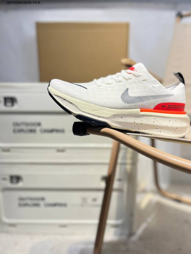采用外露式Flyknit飞织面料鞋面材质#搭载Zoomx轻盈泡棉缓震科技中底#防滑缜密块状橡胶外底耐克Nike Zoomx Invincible Run Fly