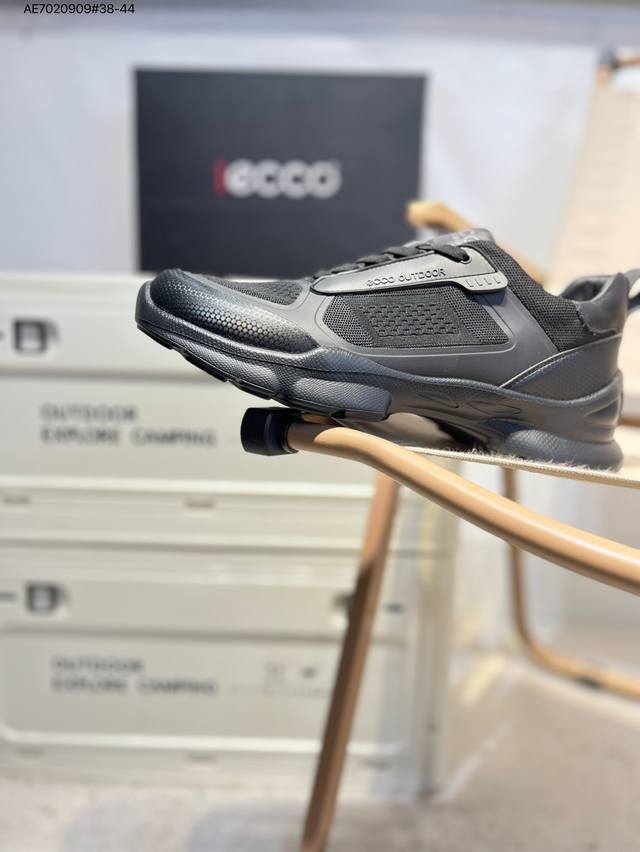 Ecco爱步男鞋轻便透气舒适耐穿 亲肤吸汗舒适内里 防滑防磨 持久干爽 简约粗绳系带 穿脱更加方便 柔韧防滑大底 鞋底立体凹槽 凹凸花纹加持 增强防滑减震性能