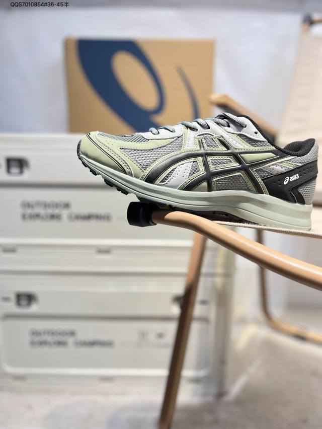 Asics Gel- S亚瑟士经典跑鞋 如今机能风和户外风吹得正劲，便是主打“Urban Outdoor机能越野风格”，城市和户外场景都能轻松应对。关键是跑鞋的