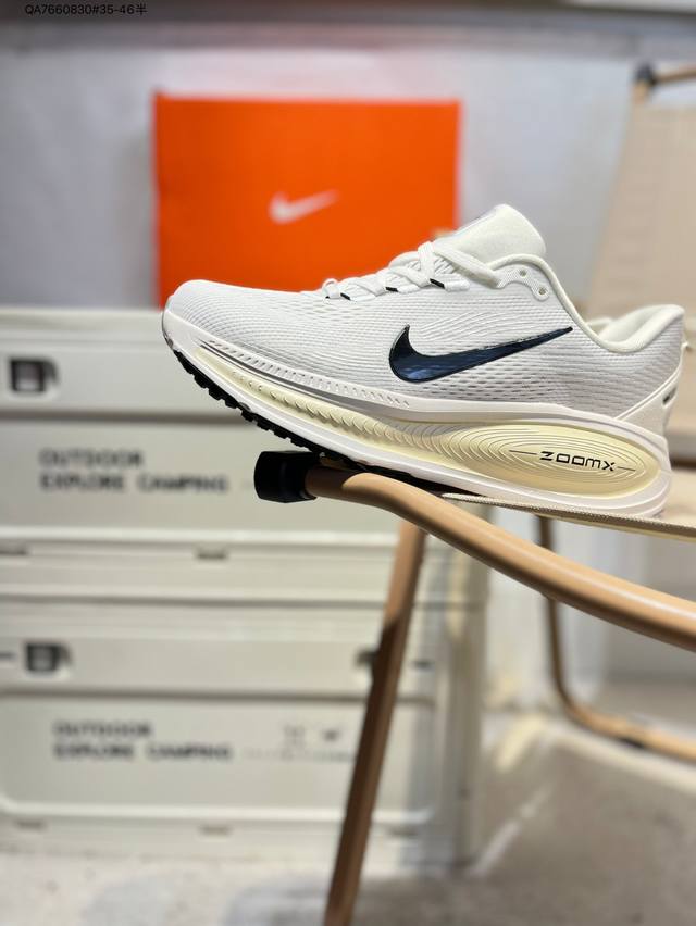 Nike Vomero 18 舒适百搭防滑耐磨 低帮跑步鞋 男女同款 Nike Vomero 18跑步鞋是一款集科技与舒适于一体的优秀跑鞋。采用了Nike最新的