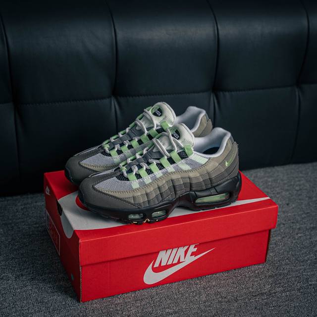 核心私 Nike Air Max 95 复古元年全掌气垫 Eva 中底，塑就轻盈缓震性能采用令元年款声名鹊起的舒适缓震系统，结合搭载皮革与合成革覆面的透气鞋面
