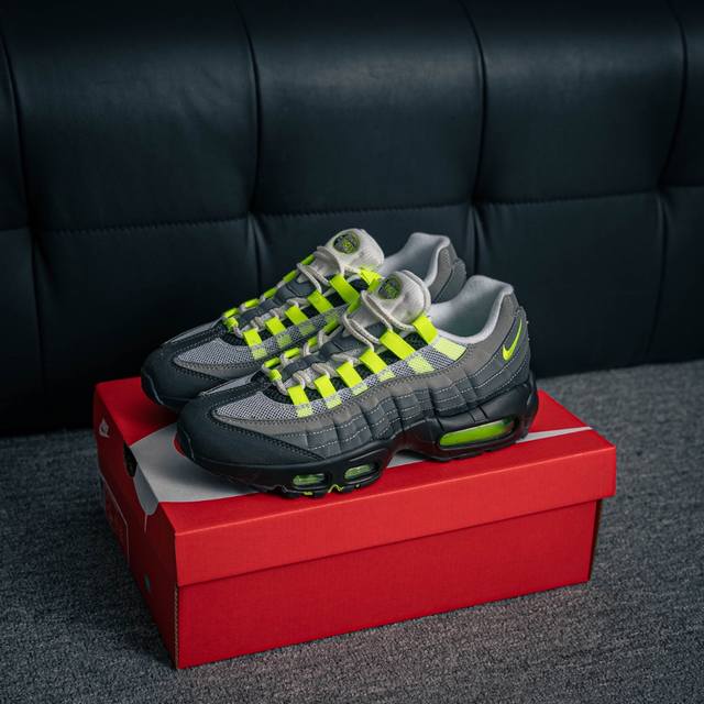 核心私 Nike Air Max 95 复古元年全掌气垫 Eva 中底，塑就轻盈缓震性能采用令元年款声名鹊起的舒适缓震系统，结合搭载皮革与合成革覆面的透气鞋面