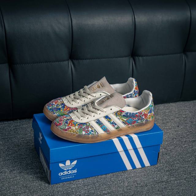 核心私 Adidas Originals Gazelle Indoor 三叶草复古防滑耐磨低帮板鞋 鞋款采用柔软的绒面革和耐用的皮革衬里融合在橡胶外底上 货号：