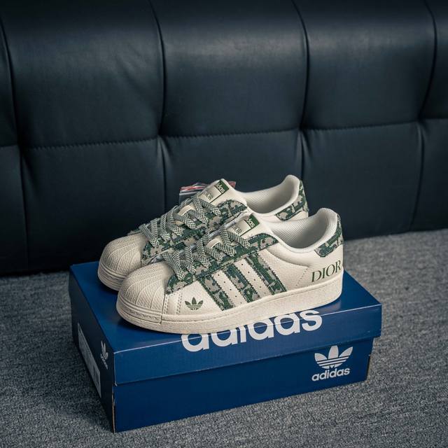 核心私 Adidas Originals Gazelle Indoor 三叶草复古防滑耐磨低帮板鞋 鞋款采用柔软的绒面革和耐用的皮革衬里融合在橡胶外底上 货号：