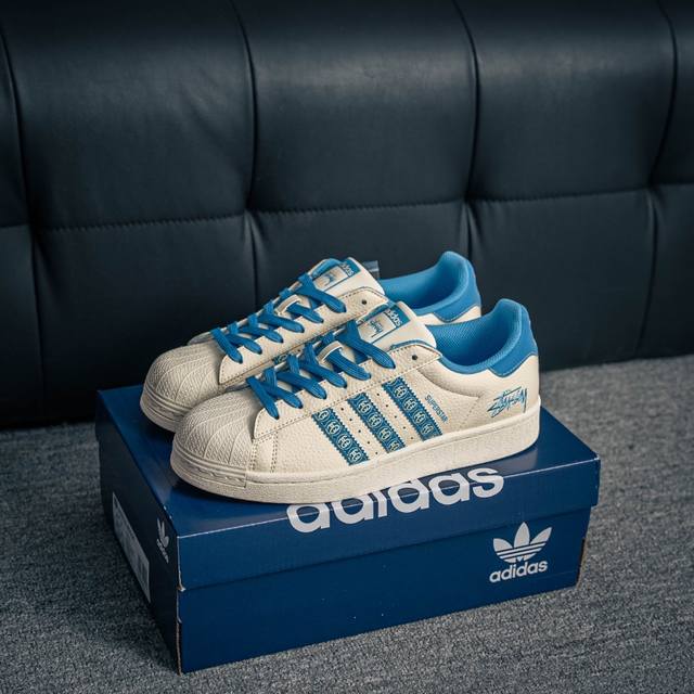 核心私 Adidas Originals Gazelle Indoor 三叶草复古防滑耐磨低帮板鞋 鞋款采用柔软的绒面革和耐用的皮革衬里融合在橡胶外底上 货号：