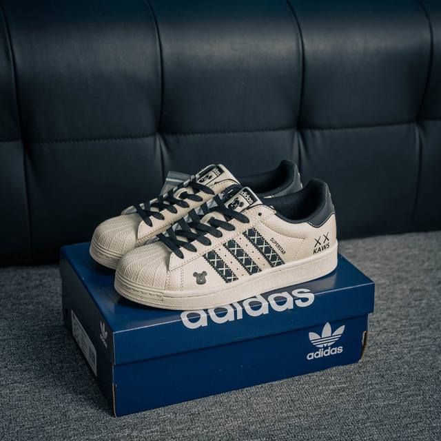 核心私 Adidas Originals Gazelle Indoor 三叶草复古防滑耐磨低帮板鞋 鞋款采用柔软的绒面革和耐用的皮革衬里融合在橡胶外底上 货号：