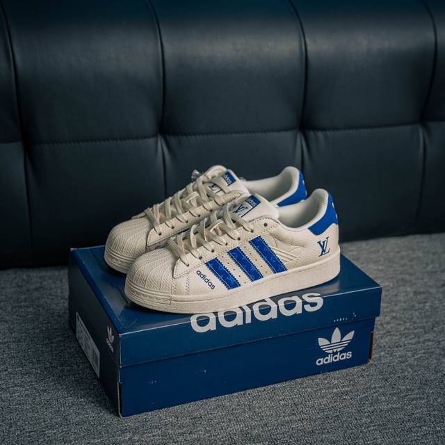 核心私 Adidas Originals Gazelle Indoor 三叶草复古防滑耐磨低帮板鞋 鞋款采用柔软的绒面革和耐用的皮革衬里融合在橡胶外底上 货号：
