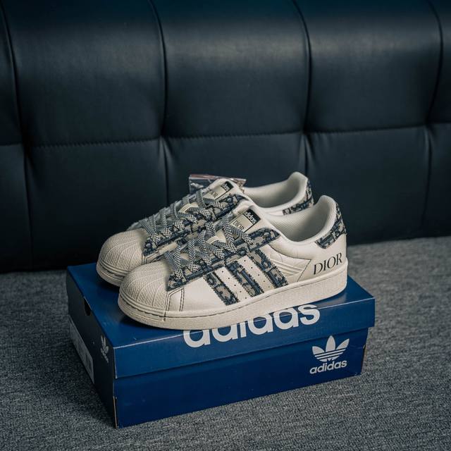 核心私 Adidas Originals Gazelle Indoor 三叶草复古防滑耐磨低帮板鞋 鞋款采用柔软的绒面革和耐用的皮革衬里融合在橡胶外底上 货号：