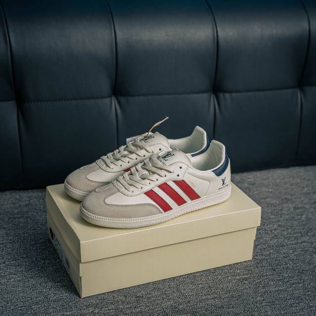 核心私 Adidas Samba Og 桑巴舞街头系列德训运动板鞋 采用固色翻毛皮组合牛剖革鞋面材质 外置正确3层组合围条加厚烟胶橡胶大底 货号：Gj75811