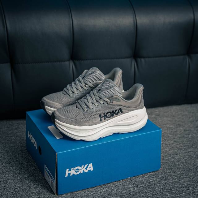核心私 Hoka M Bondi 9全新配色 这个品牌来自于新西兰的毛利语，Hoka表示大地，One One表示飞越，连起来就是飞越地平线，One One不是读