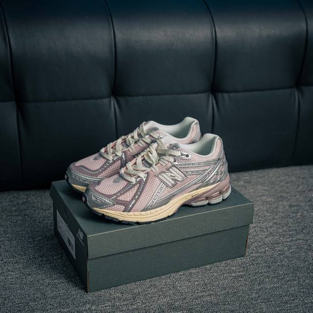核心私 New Balance 1906系列 休闲鞋 #采用轻质牛剖革拼接透气网眼衬垫织物鞋面材质 T-Beam大底提供足步弓支撑，保持步态稳定 后跟搭载外露缓