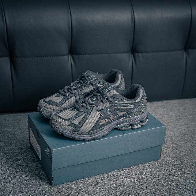 核心私 New Balance 1906系列 休闲鞋 #采用轻质牛剖革拼接透气网眼衬垫织物鞋面材质 T-Beam大底提供足步弓支撑，保持步态稳定 后跟搭载外露缓