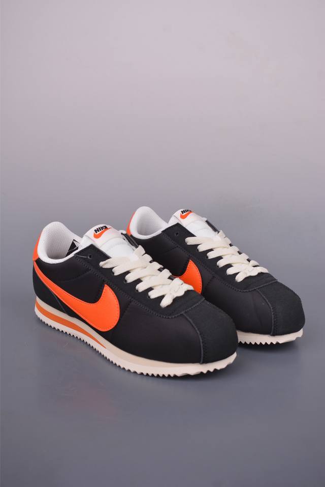 原装渠道订单 实体充正操作 Nike Classic Cortez Leather 秉承元年款经典风格 糅合防水鞋面设计 传统鞋带系统和覆面设计增强贴合感 提升