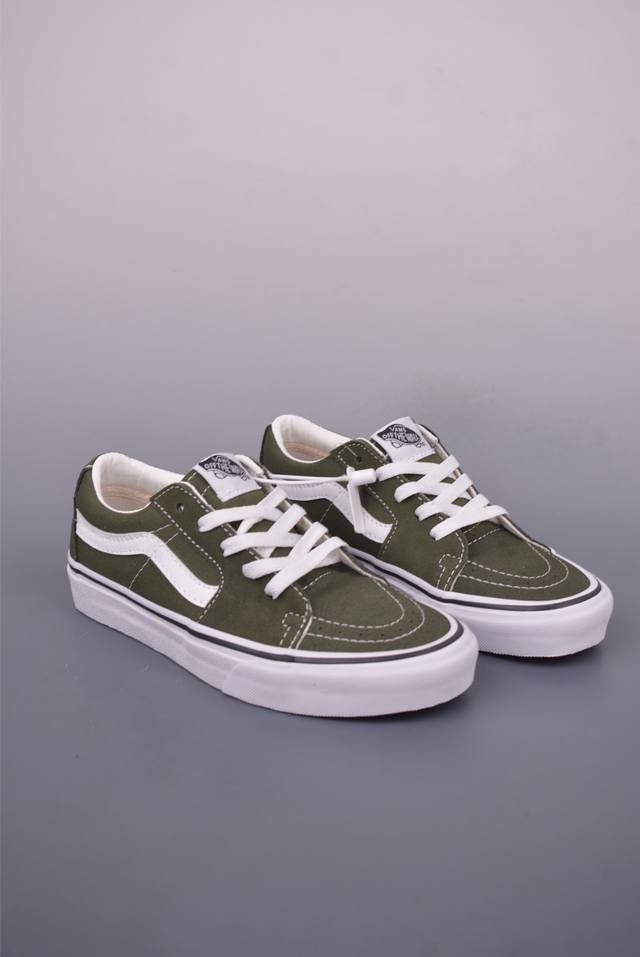 Vans Sk8-Low 草绿色 全新一代 低帮硫化帆布鞋 该鞋款以白线勾勒出整体造型效果，绿色帆布鞋面打造整体鞋身，以Sk8-Low鞋身为蓝本，风格极具辨识度