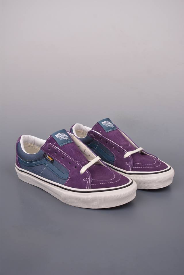 Vans Sk8-Low 蓝紫拼接 全新一代 低帮硫化帆布鞋 该鞋款以白色线条勾勒出整体造型效果，蓝紫帆布拼接鞋面打造整体鞋身，以Sk8-Low鞋身为蓝本，风格
