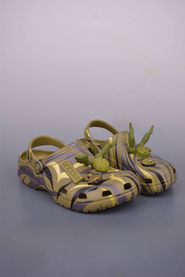 广东原厂 Crocs X Crocs Classic Clog 陈冠希联名卡骆驰 经夏季两用沙滩洞洞鞋 透明防水袋包装 注意配件需单独购买 超轻Croslite